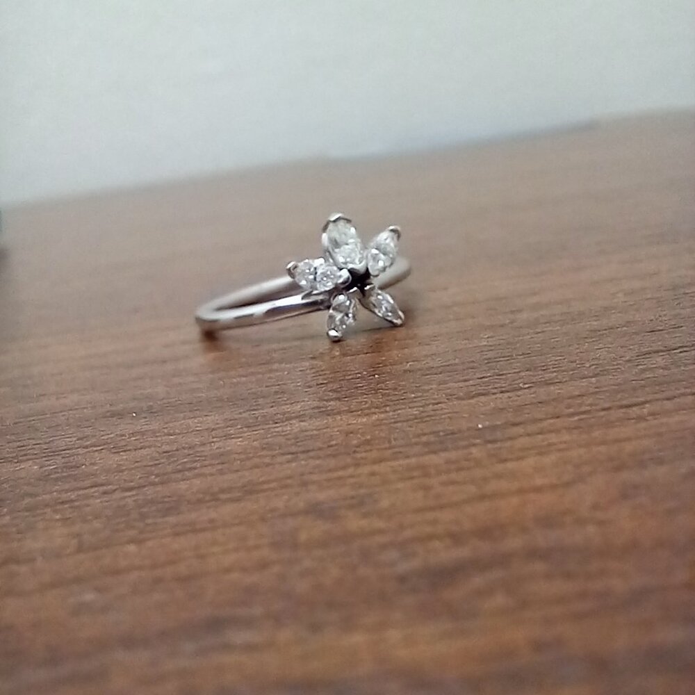 14k white gold diamond flower ring